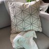 almohadon trama color cemento