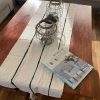 Camino TUSOR rayado con borlas. Medida 45x170cm