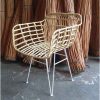 sillon de mimbre delta con patas blancas