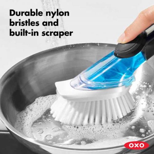 Cepillo para limpiar platos con dispenser de detergente OXO